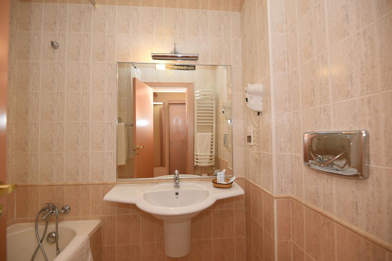 Hotel Belvedere Brăila Екстериор снимка
